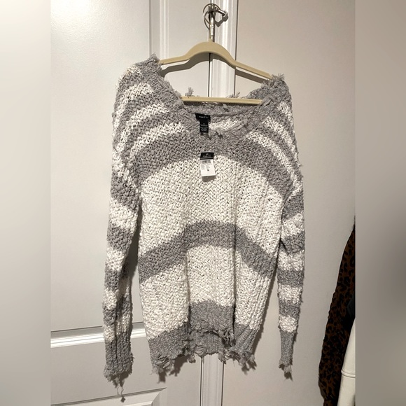 Rue 21 medium Sweater NWT - Picture 1 of 2